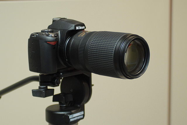 Nikon_D40_with_Nikon_AF-S_VR_Zoom-Nikkor_70-300mm_F4.5-5.6G_IF-ED_lens_on_Manfrotto_tripod